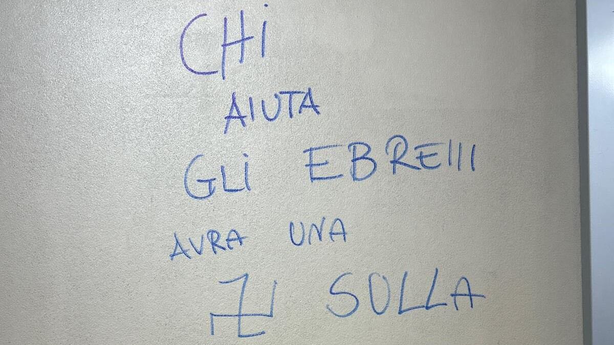 La scritta choc in un palazzo a Roma: "Chi aiuta gli ebrei avrà una svastica sulla porta indelebile"