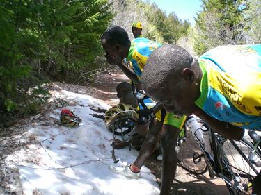Allenamento con sorpresa: i ciclisti del Ruanda vedono per la prima volta la neve 4