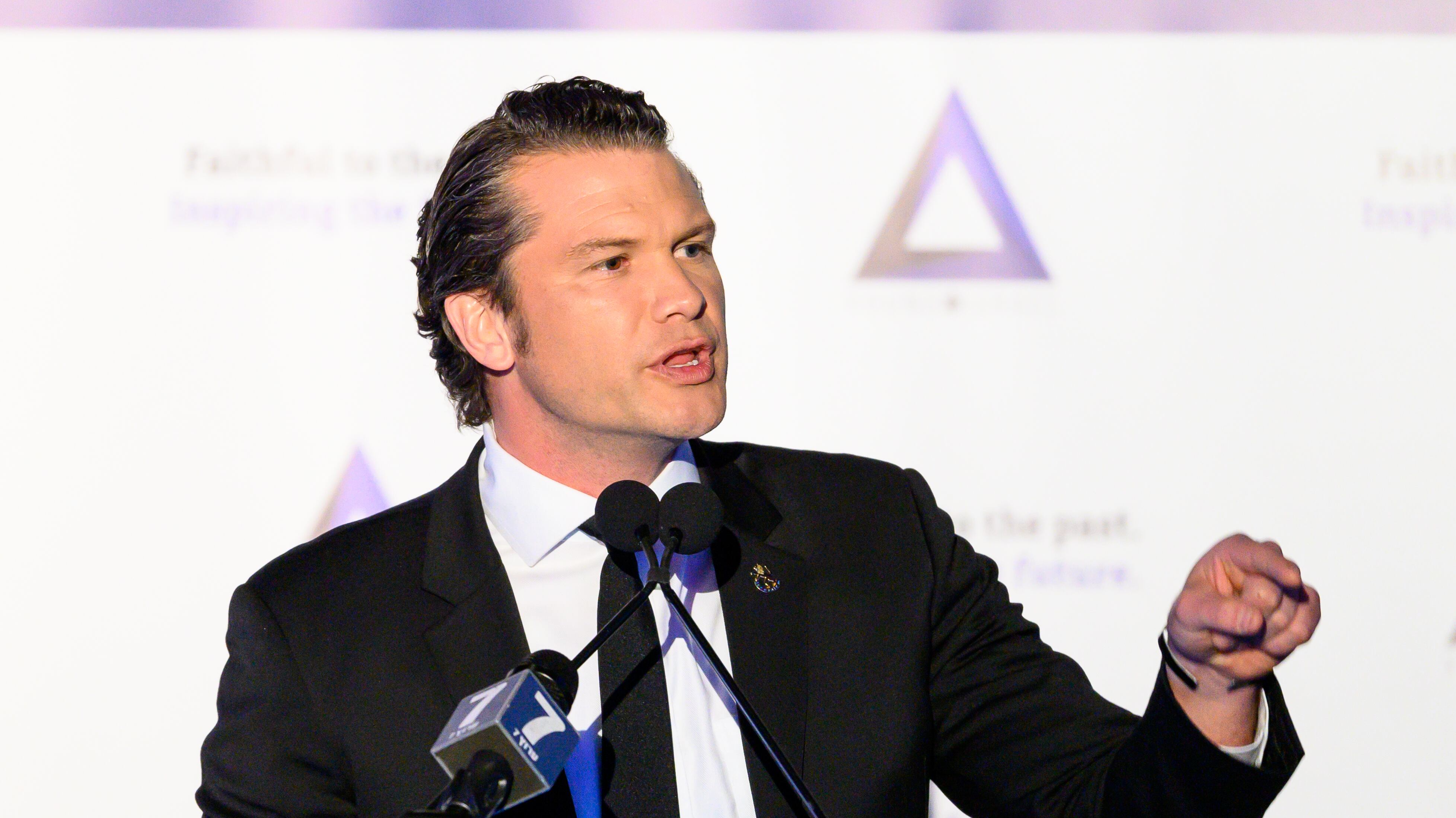 Trump perde i pezzi: in bilico pure Hegseth. Ma incassa il sì di Xi