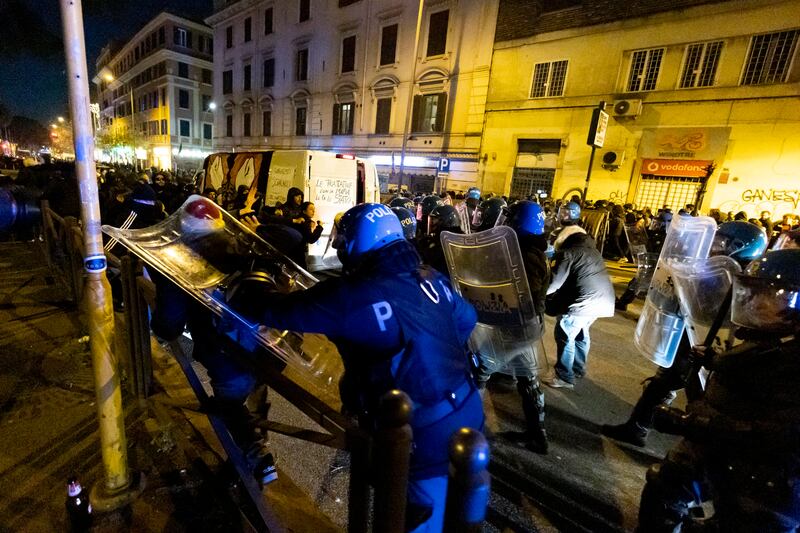 "Siamo bersaglio di anarchici facinorosi". Le forze dell'ordine ora alzano la voce
