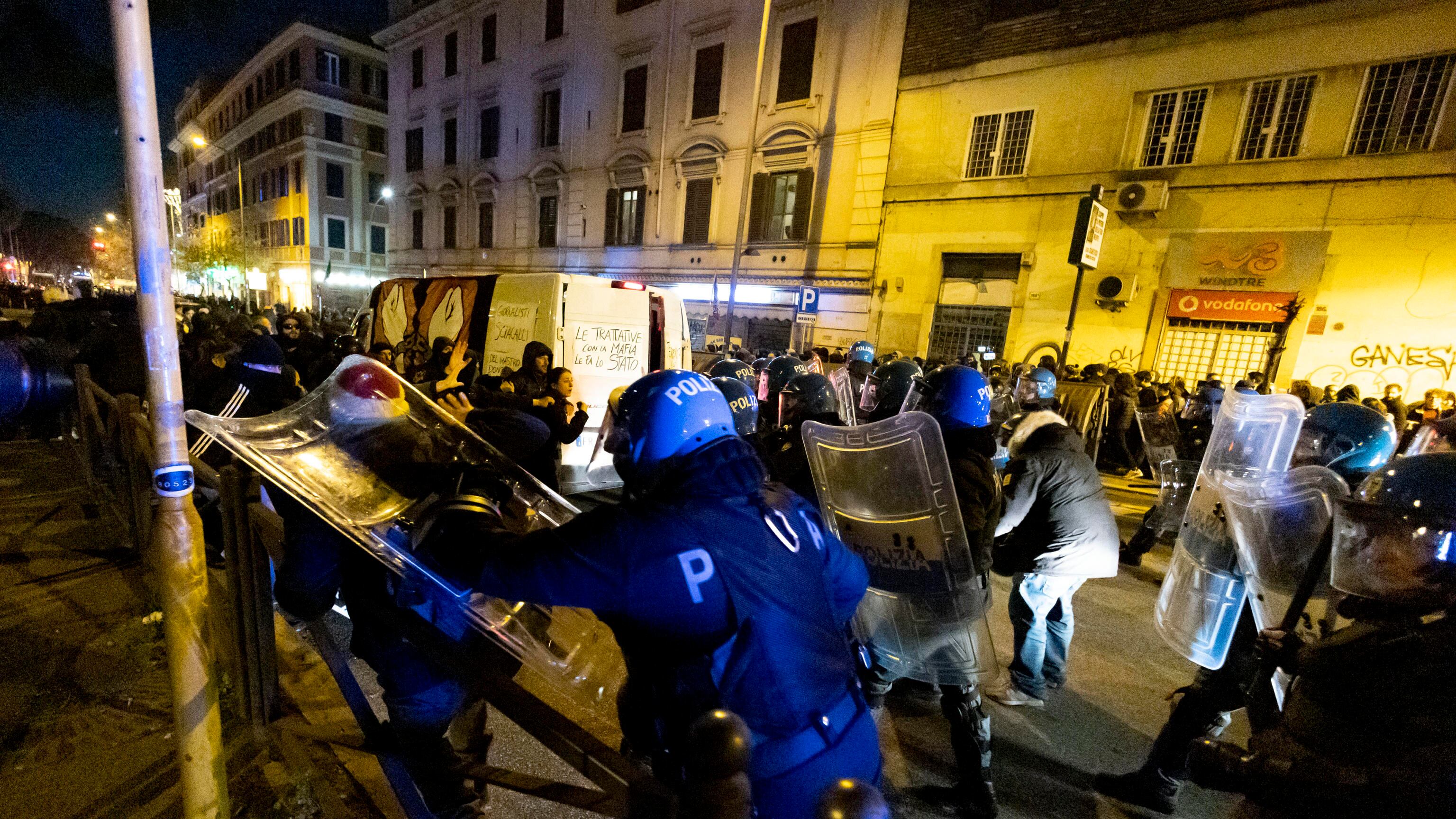 "Siamo bersaglio di anarchici facinorosi". Le forze dell'ordine ora alzano la voce