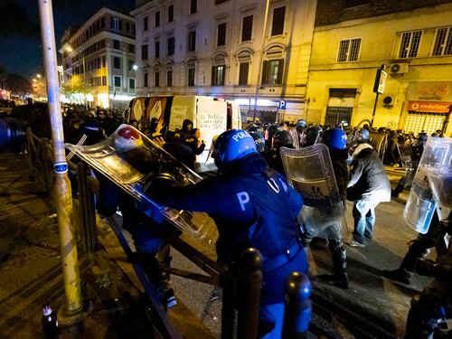 "Siamo bersaglio di anarchici facinorosi". Le forze dell'ordine ora alzano la voce