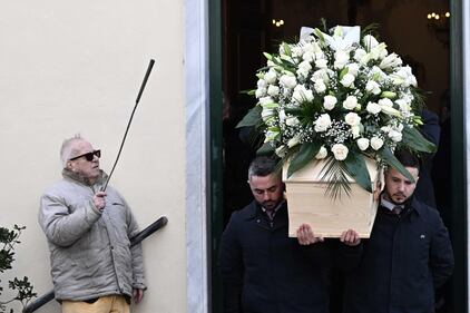 Genova si stringe attorno al dolore dei familiari di Emanuele Galeppini:le esequie della giovane vittima del rogo di Capodanno 2