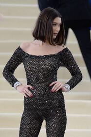 Bella Hadid hot in bikini bianco 27