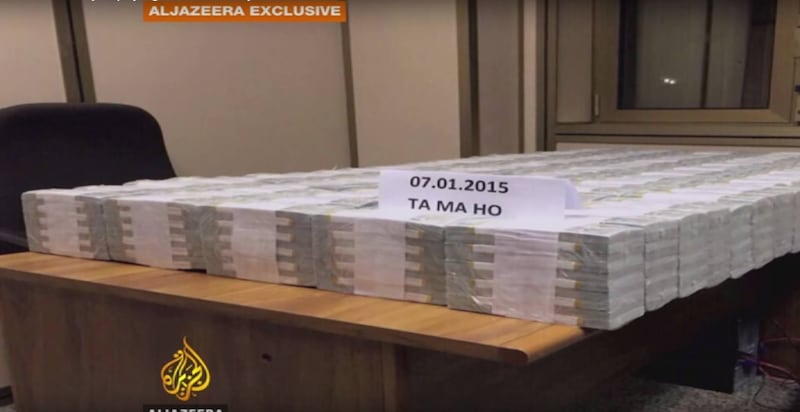 Le mazzette di soldi pagati per liberare Greta e Vanessa