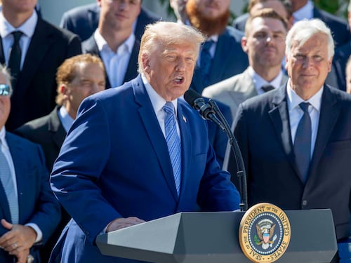 Netanyahu vedrà Trump martedì a Washington. Il Wsj: “Il presidente ha perso la pazienza con l’Iran, è in modalità vendetta”