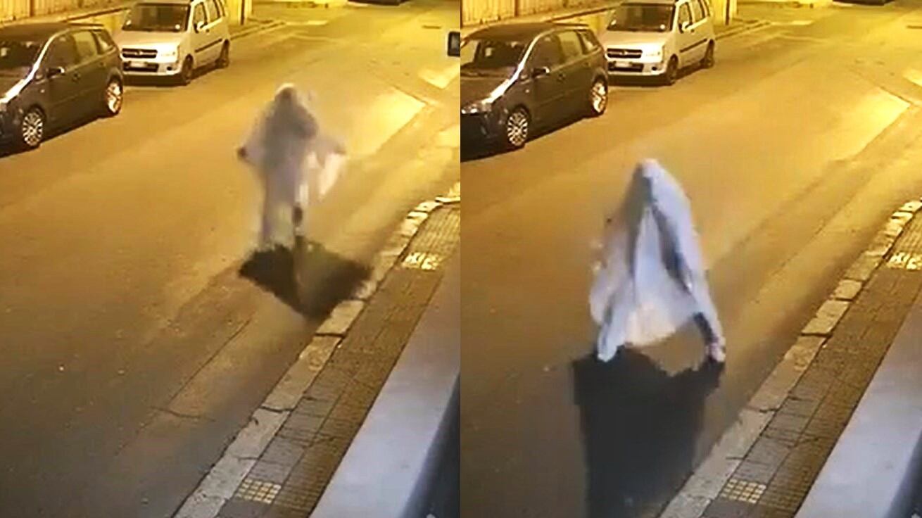 Vestito da fantasma, lancia sassi contro casa dell'ex: lo stalker aveva minacciato di sfregiarla
