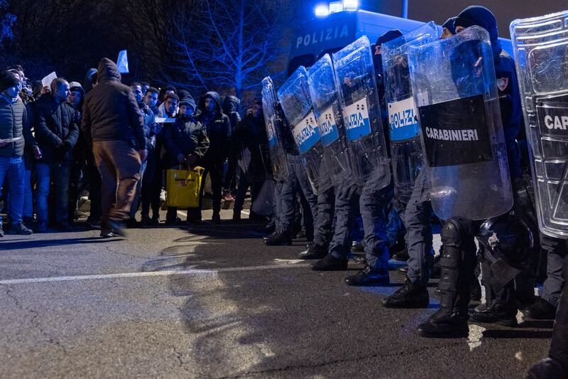 Disordini in via Cagni a Milano: cariche della polizia per disperdere i violent 5