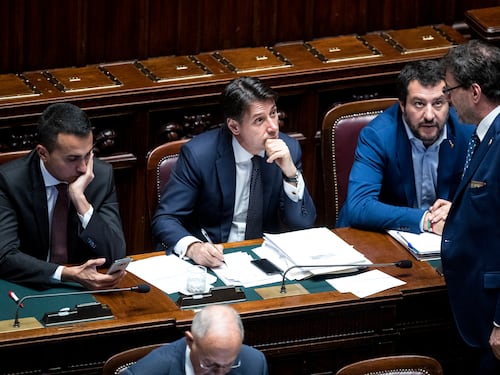 L'M5s minaccia Tria e la Lega: "Intesa? C'è un limite a tutto..."