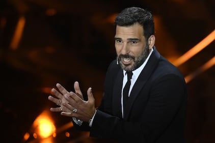 Sanremo 2024: ecco il look della terza serata del Festival di conduttore, co-conduttrice e ospiti 18