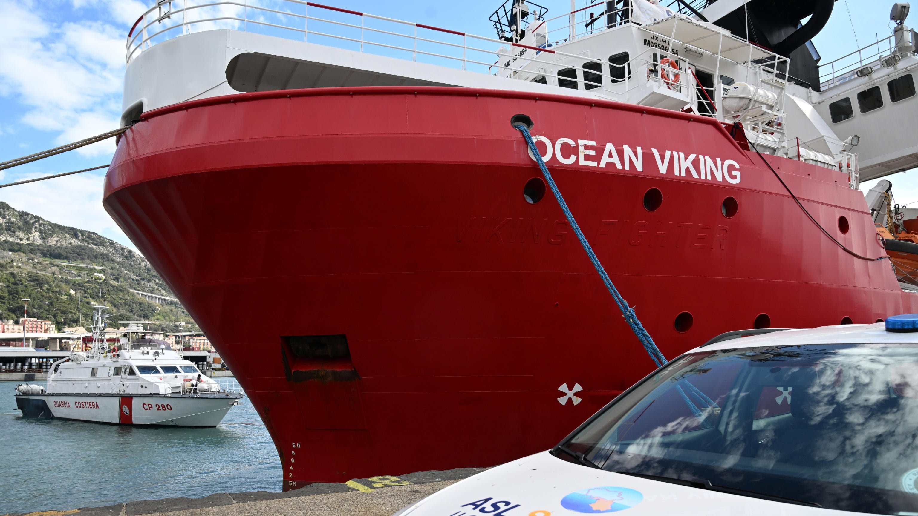 Stangata all'Ong: fermo per la nave e multa. E gli attivisti protestano pure