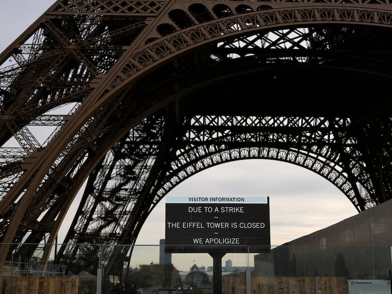 Donne “nascoste” per la delegazione induista: si dimette il direttore della Torre Eiffel