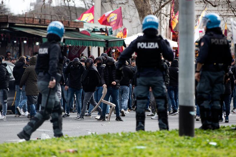 Scontri tra tifosi prima del derby Lazio-Roma: le immagini 18