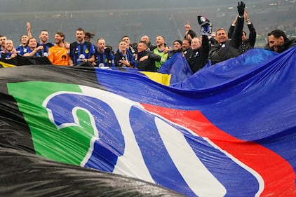 Esplode la gioia dei giocatori dell'Inter dopo la vittoria nel derby 17