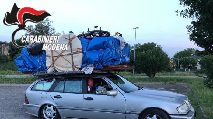 Un'intera camera da letto sul tettuccio dell'auto: multato