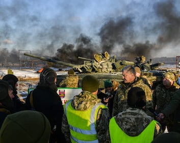 Ucraina, Poroshenko partecipa a un'esercitazione militare 16