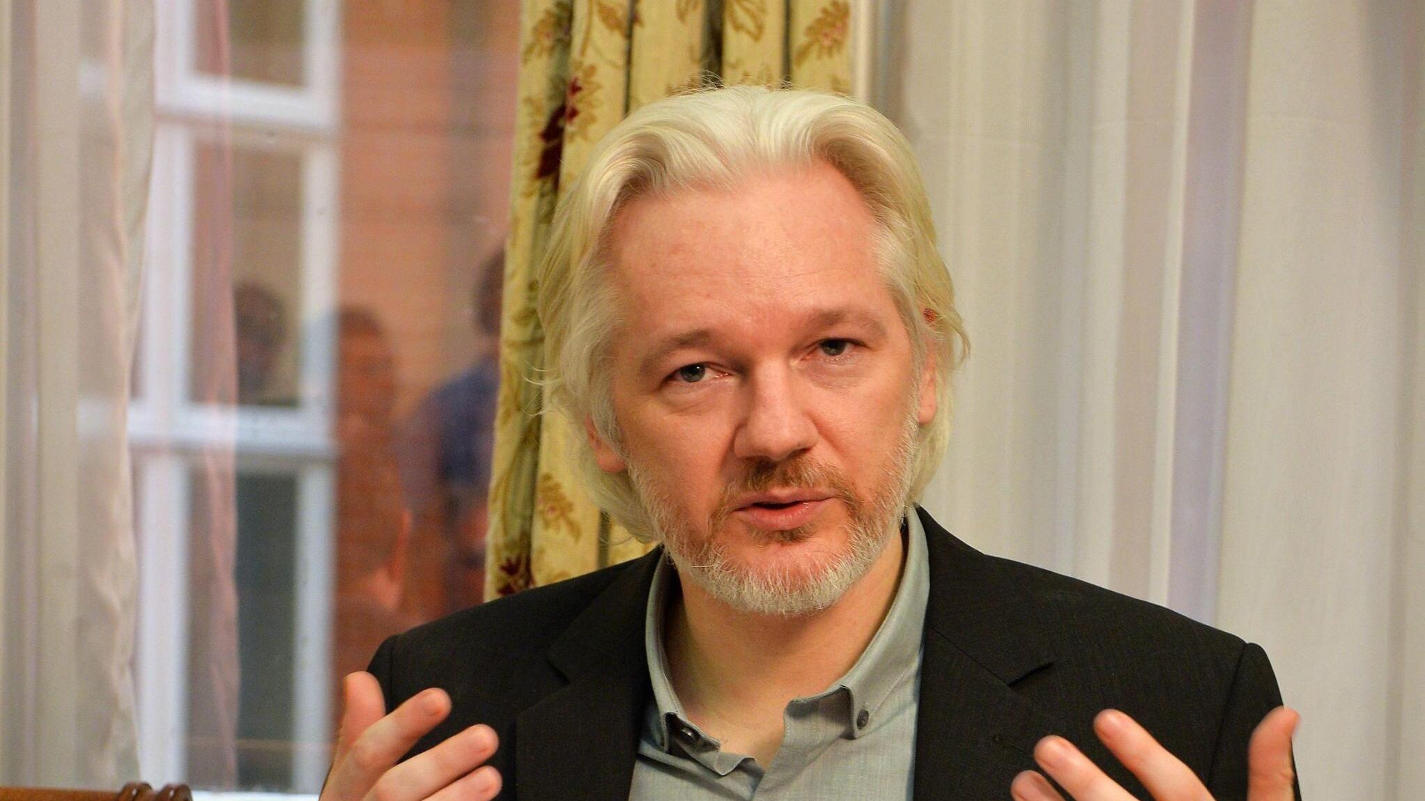 La Svezia ha confermato il mandato d'arresto per Julian Assange