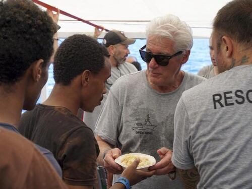 Migranti, Richard Gere fa la morale all'Italia. E Salvini: "Portali nelle tue ville"