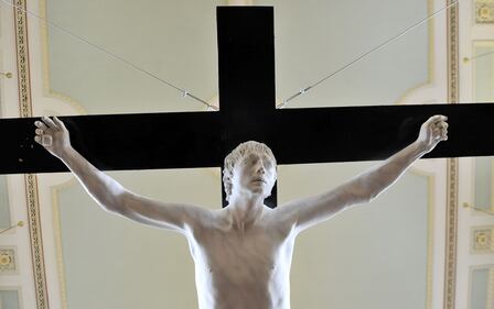 Pete Doherty "crocifisso" in una chiesa londinese 5