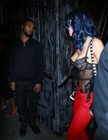 Bella Thorne cambia look. Ora i capelli sono blu 5