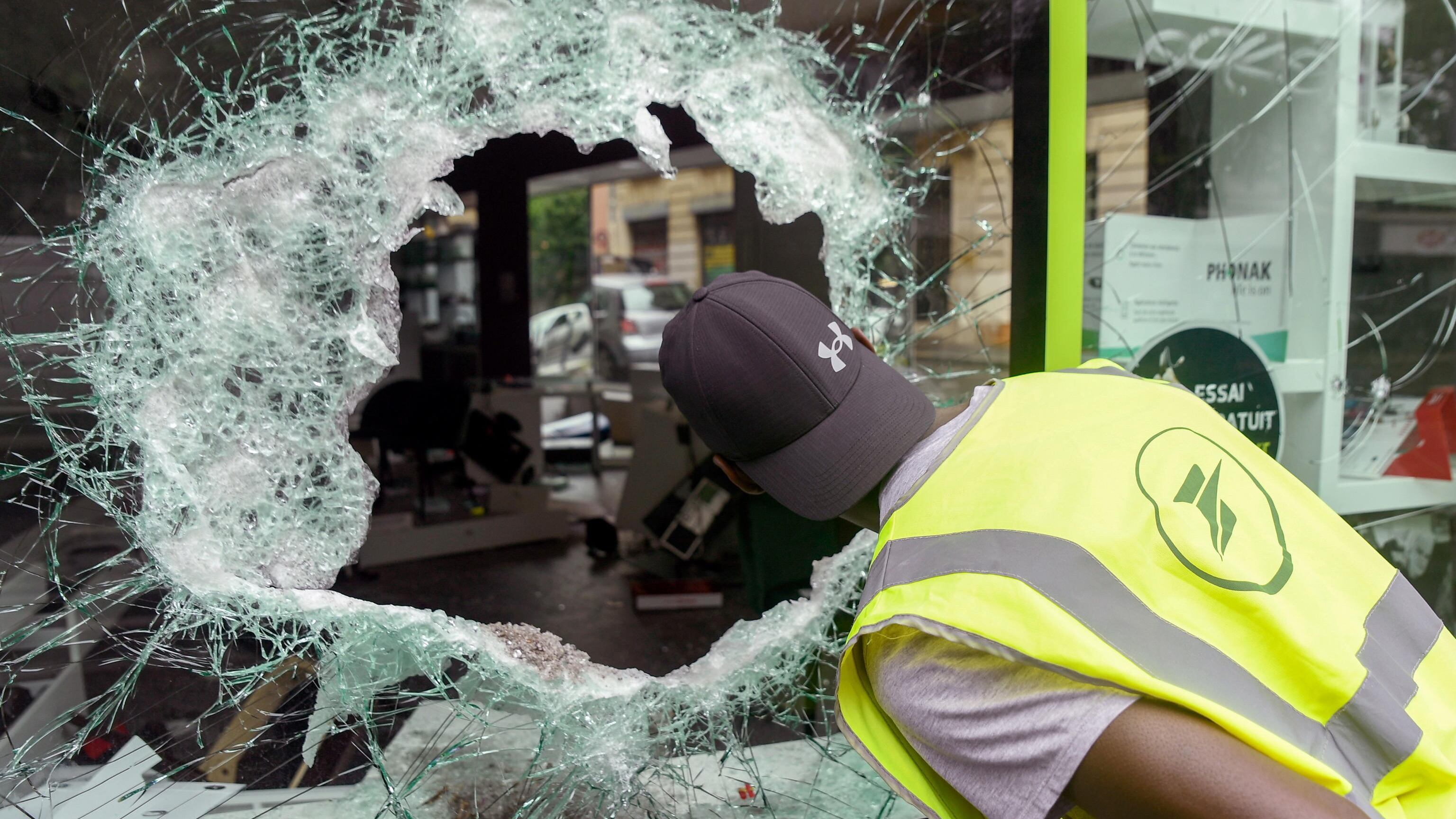 Saccheggi, incendi e rabbia è la rivolta dei ragazzini. E Macron non va a Berlino