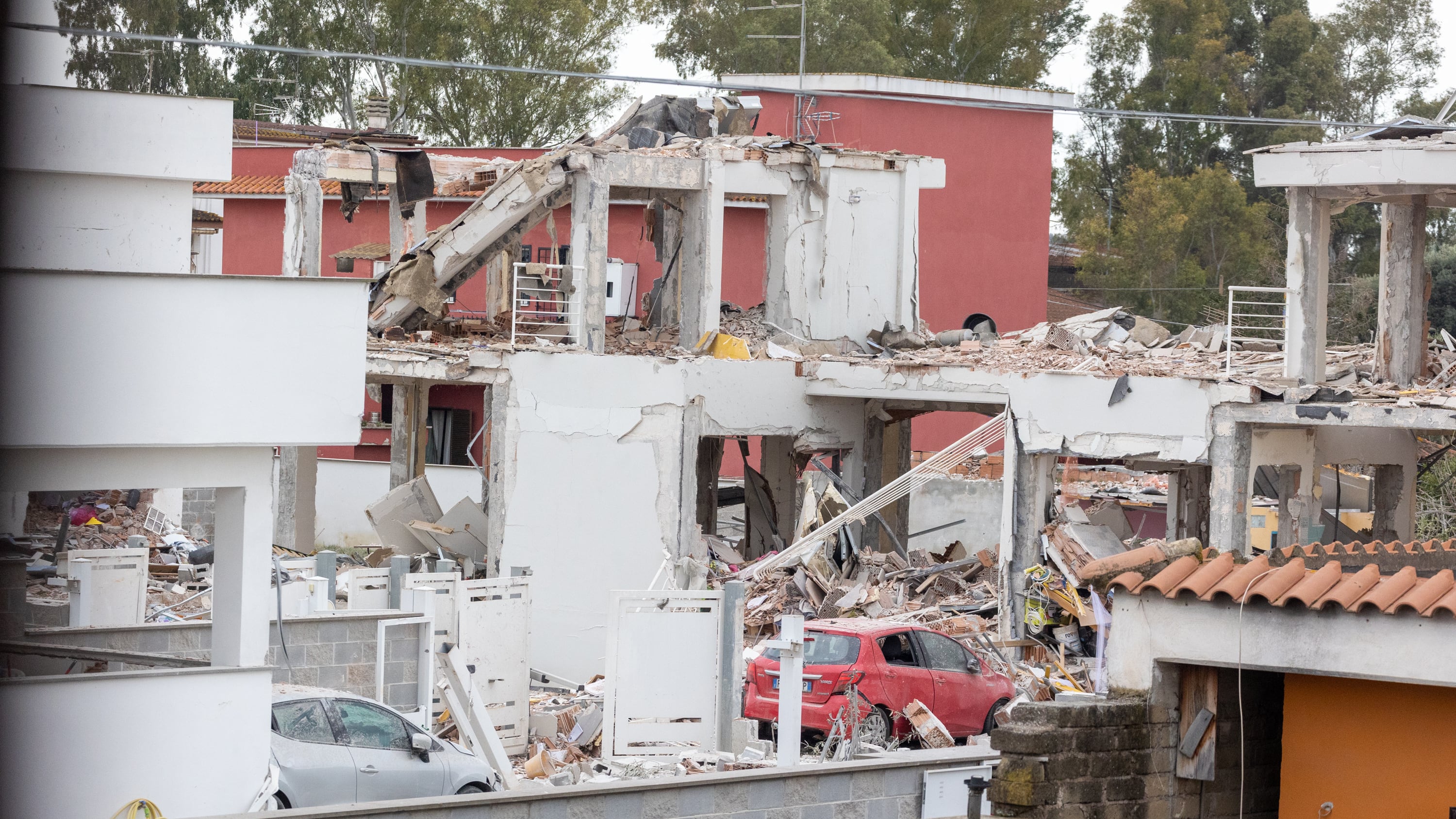La fuga di gas, il boato "impressionante": crolla una palazzina