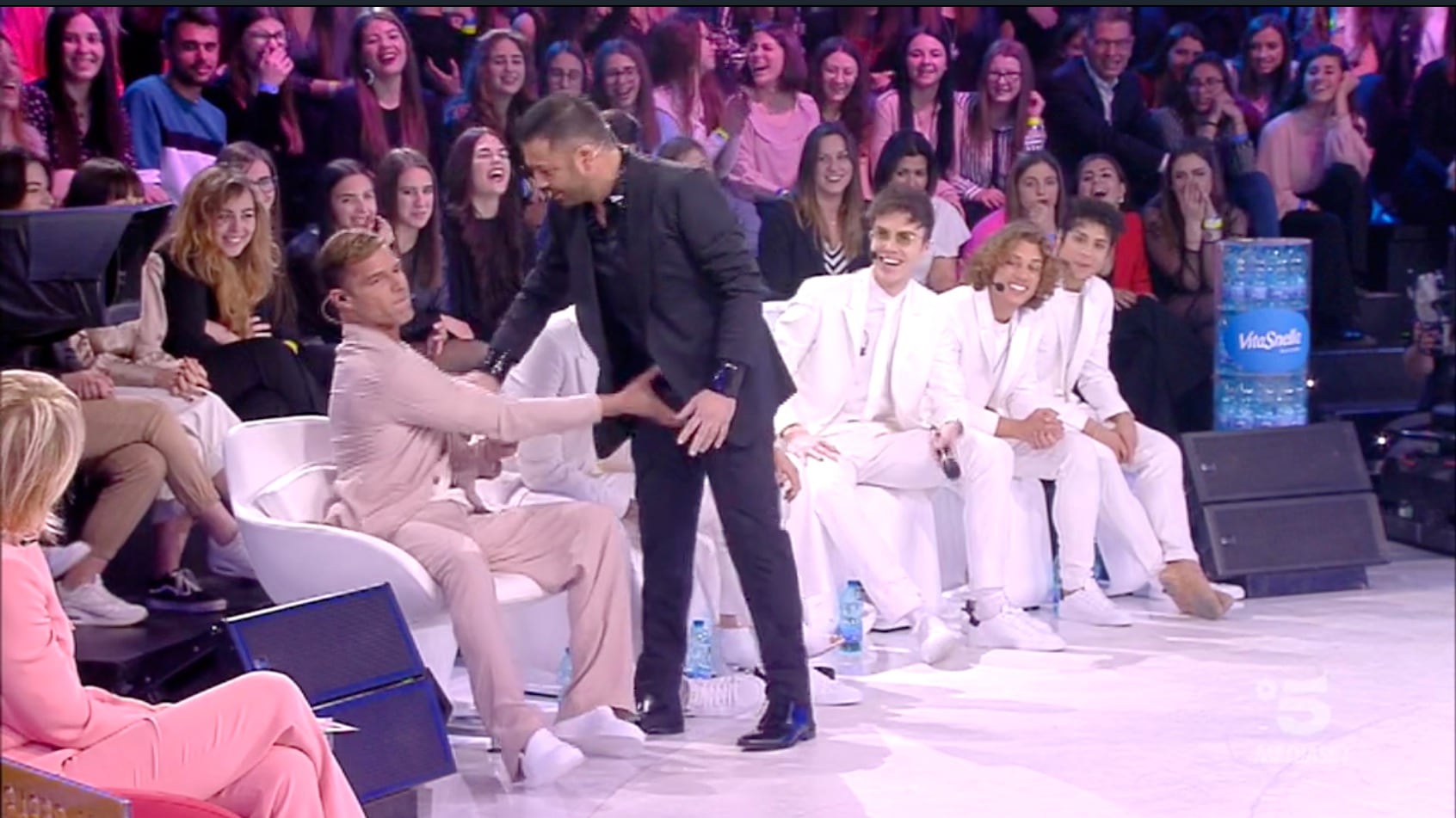 Amici, Ricky Martin tocca "le parti basse" di Amedeo