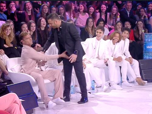 Amici, Ricky Martin tocca "le parti basse" di Amedeo