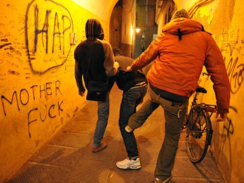 Modena, 12enne accerchiato e derubato da gang di giovani africani