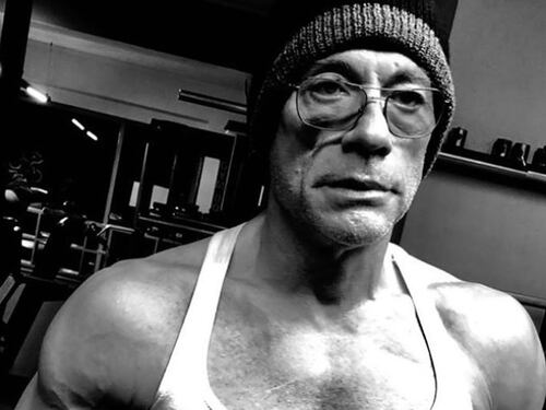 Jean Claude Van Damme fa un appello ai fan sui social: "Pregate per il mio gatto"