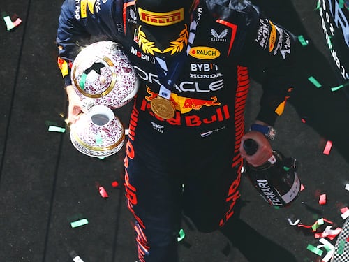 F1, Norris distrugge il premio di Verstappen: lavoratori non vanno in ferie per ricostruirlo