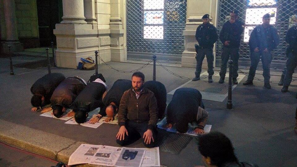 La sceneggiata dei musulmani davanti alla sede del Giornale
