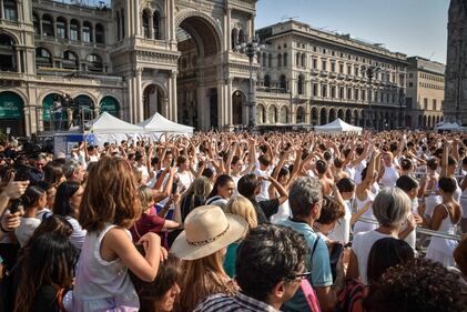 Il "Ballo in Bianco" in piazza Duomo 4