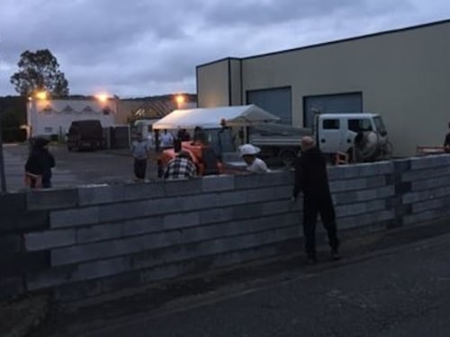 Francia, residenti murano un hotel per impedire l'arrivo di 85 migranti