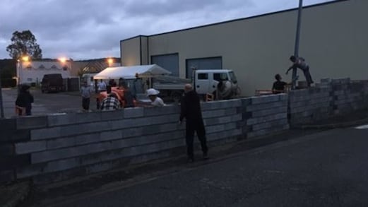 Francia, residenti murano un hotel per impedire l'arrivo di 85 migranti