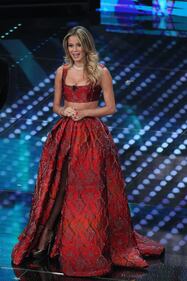 Sanremo, Diletta Leotta ospite sul palco intona "Sarà perché ti amo" 10