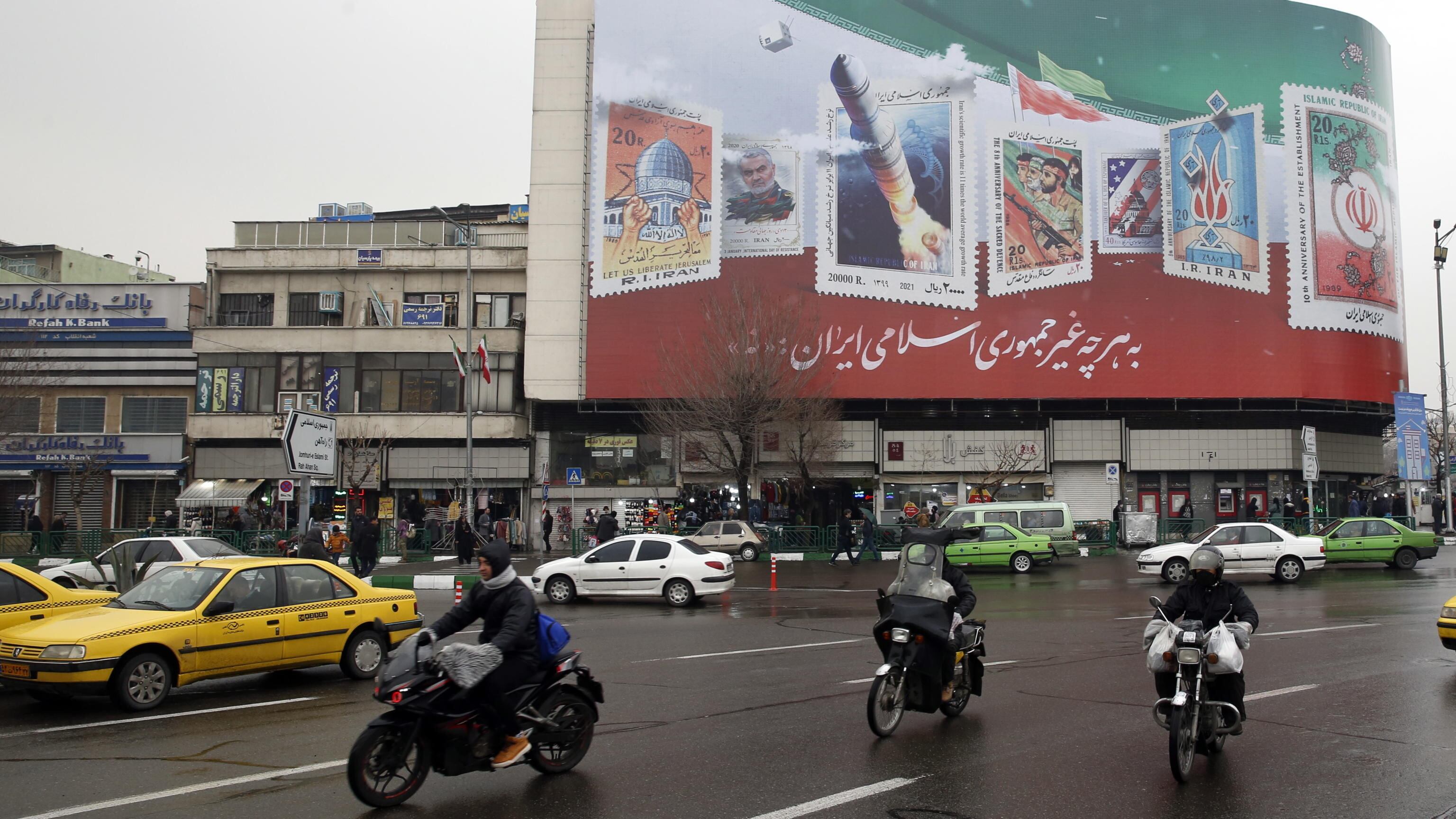 I giovani iraniani tornano a riempire le piazze. Roghi e strade bloccate, ma il regime reagisce