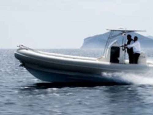 Salento, fermato gommone con a bordo armi da guerra e droga