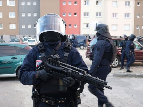 Militari e agenti fedeli ad Allah: il rapporto che scuote la Francia