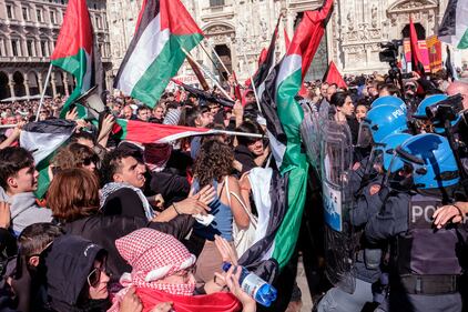 Il 25 aprile di Milano senza il Tricolore: "l'invasione" del vessillo palestinese per la Liberazione 6