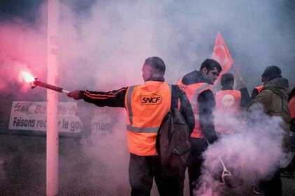 Francia, cortei a Parigi contro riforma trasporti 16