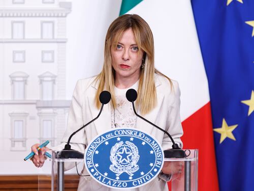 Meloni e il nodo energia: abbiamo riserve per mesi. Italiani in Iran a rischio