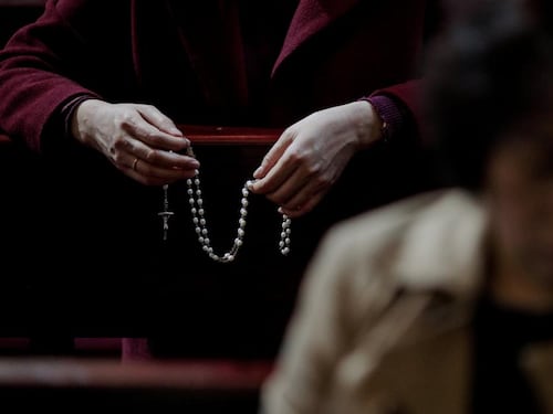 Confessione choc di un ex cardinale, accusati undici vescovi di abusi in Francia
