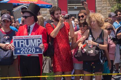 Operai al lavoro per sistemare la stella di Trump 7
