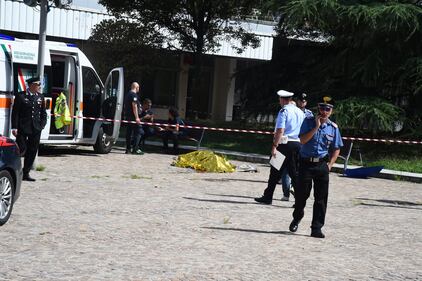 Orrore a Collegno (Torino), 81enne spara alla moglie e si uccide. Le immagini della scena 1