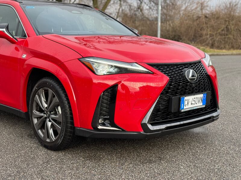Lexus UX 300h: guarda la gallery del crossover premium giapponese 6