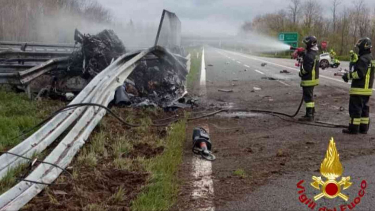 Lo schianto con la Ferrari a 200 all'ora poi le fiamme: due morti nel vercellese