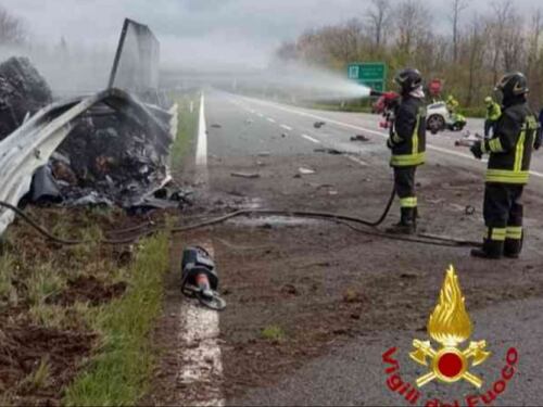 Lo schianto con la Ferrari a 200 all'ora poi le fiamme: due morti nel vercellese