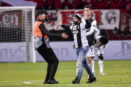 L'invasione pacifica in Bayer-Juventus: il tifoso corre ad abbracciare CR7 7