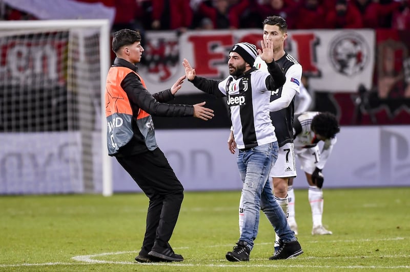 L'invasione pacifica in Bayer-Juventus: il tifoso corre ad abbracciare CR7 7